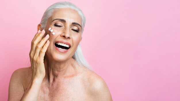 Jak skutecznie pielęgnować starzejącą się skórę z wykorzystaniem dermokosmetyków?