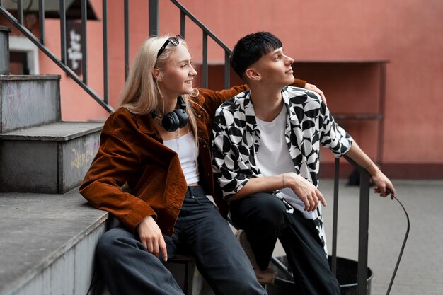 Jak streetwear łączy modę z wygodą: Przewodnik po najnowszych trendach w odzieży codziennej