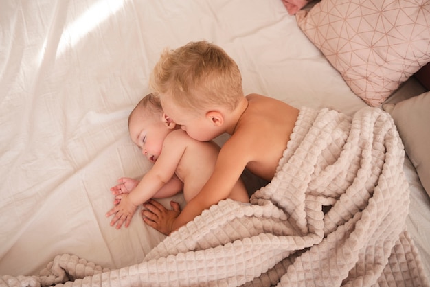 Jak wybrać najlepsze materiały odzieżowe dla delikatnej skóry niemowlaka?