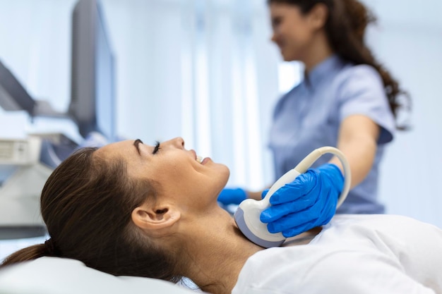 Jak przebiega diagnostyka guzków tarczycy pod kontrolą USG?